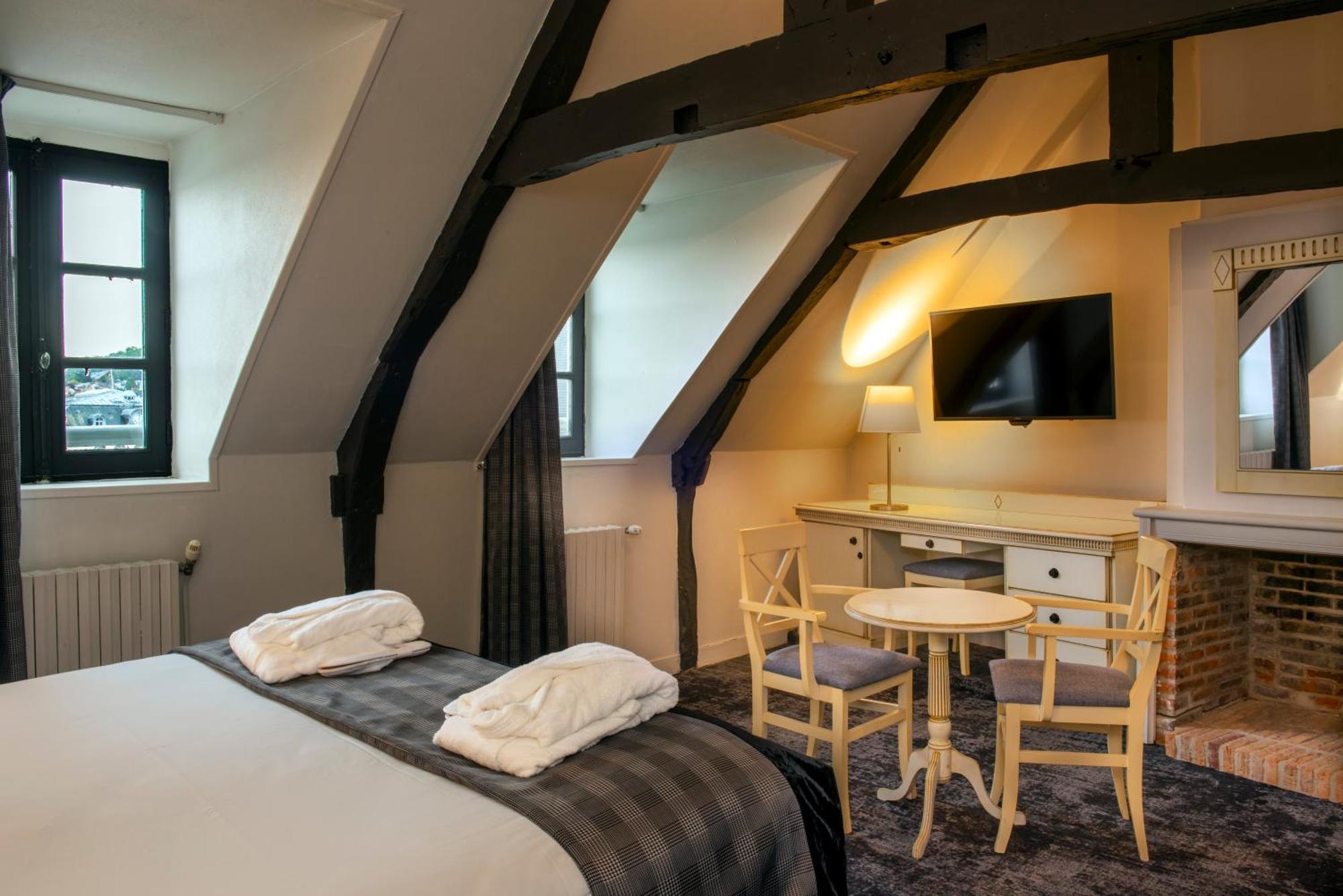 Best Western Le Cheval Blanc -Vue Sur Le Port-Plein Centre Ville Honfleur Exterior photo